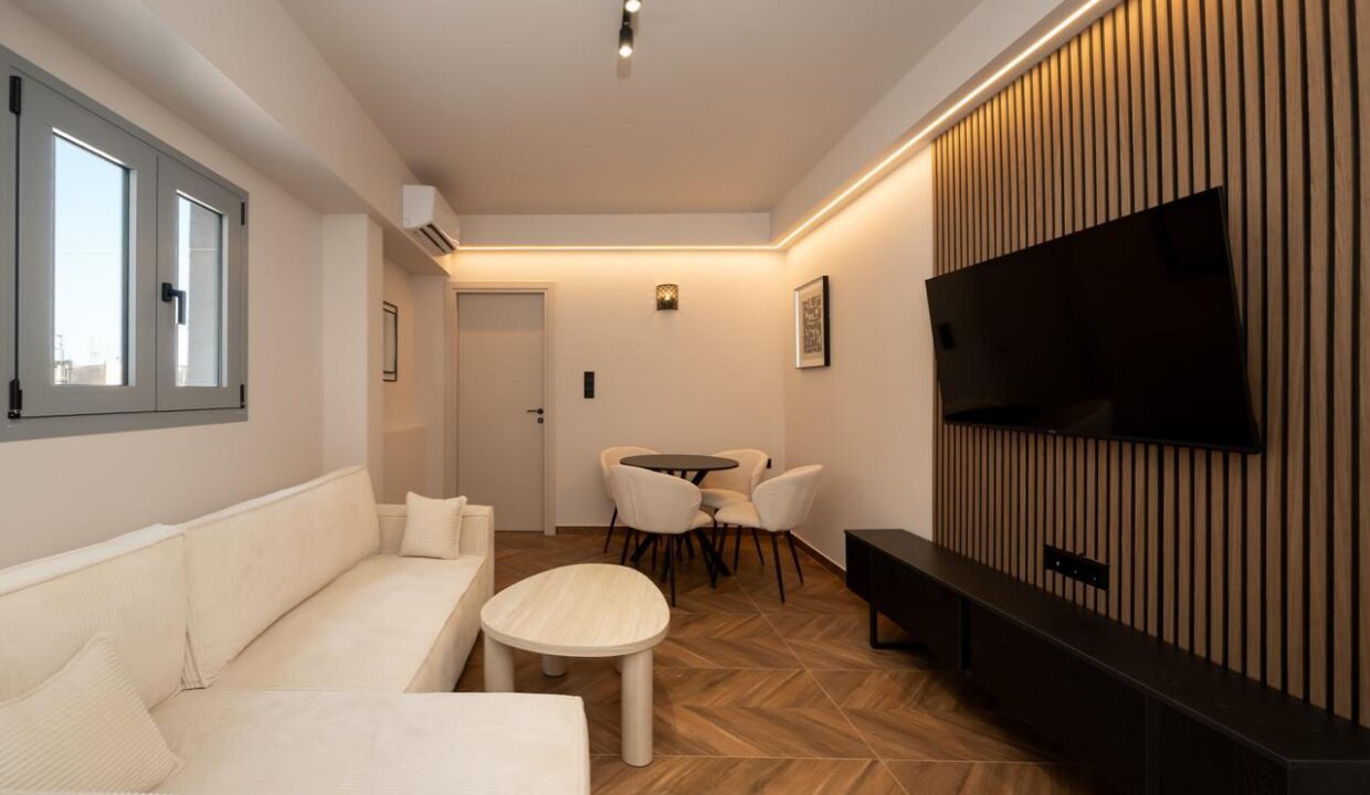 N658 – Furnished living and dining room